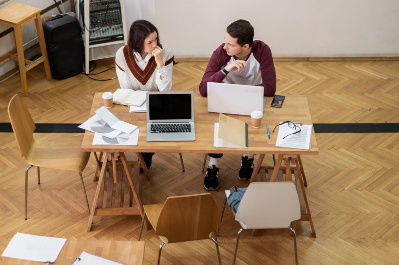 Estudiantes participando en taller práctico de comunicación empresarial
